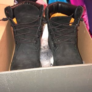 Size 9 women’s timberlands.Worn a handful of times